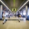 Pasajeros caminan y esperan junto a las puertas de embarque de una terminal del aeropuerto internacional O'Hare, en Chicago