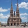 Fachada de la Basílica de Nuestra Señora de Luján, con sus dos torres, vista desde la plaza