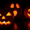 Calabazas talladas de Halloween iluminadas